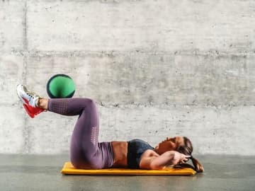 Situps_Frau Frau Sit ups Sport