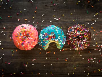 Drei Donuts mit bunten Streuseln Drei Donuts mit bunten Streuseln