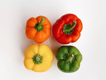4 bunte Paprikaschoten 4 bunte Paprikaschoten