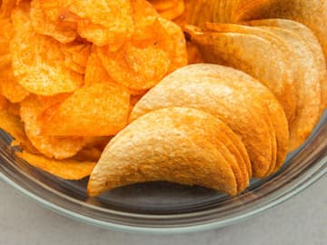 Chips in einer Schüssel Chips in einer Schüssel
