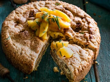 Gedeckte_Nusstorte_mit_Rosmarin_Quittenkompott