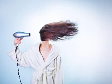 frau-föhnt-haare