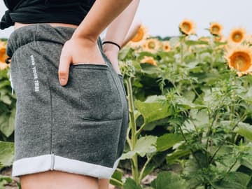 frau-in-kurzer-hose