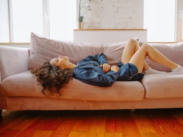frau-liegt-auf-dem-sofa
