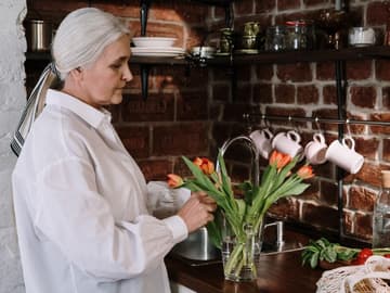 frau-mit-blumen