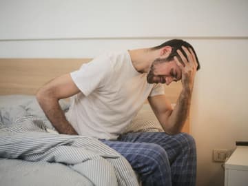 mann-sitzt-auf-dem-bett