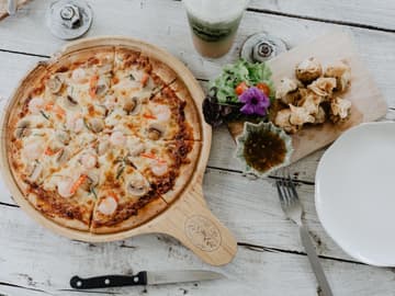 tisch-mit-pizza