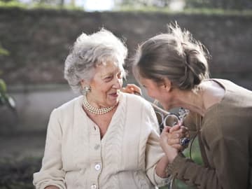 zwei-frauen-unterhalten-sich