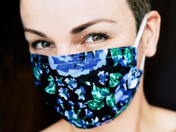 Frau-mit-Maske Frau mit Maske