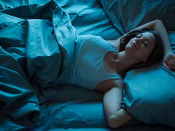 Frau_schläft Frau im Bett schläft