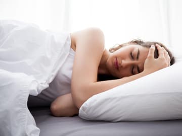 Frau_schläft Frau schläft im Bett
