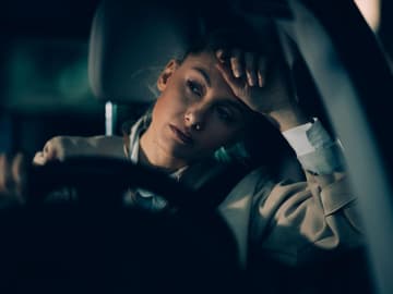 Sekundenschlaf-Frau-Auto Sekundenschlaf am Steuer kann gefährlich werden.