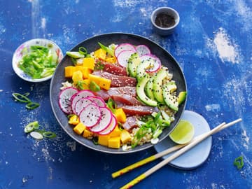Poke Bowl mit Thunfisch und Sesam Poke Bowl mit Thunfisch und Sesam
