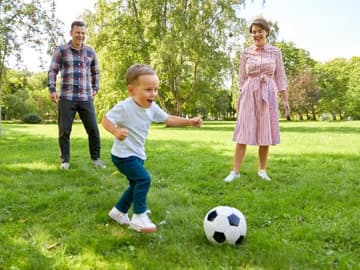 Sohn-spielt-mit-Eltern-Fußball Sohn spielt mit Eltern Fußball