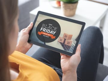 Black_Friday_Frau Beim Black Friday locken viele Shops mit Rabattaktionen.