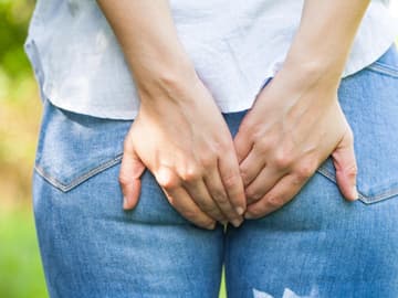 Haemorrhoiden_Frau Hämorrhoiden schmerzen, jucken und sind einfach unangenehm.