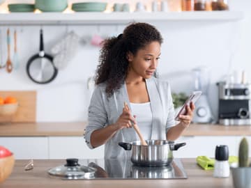 Kochen-Abnehmen-Frau Die neue Gesundheitsapp „My Food Doctor“ hilft beim Abnehmen.