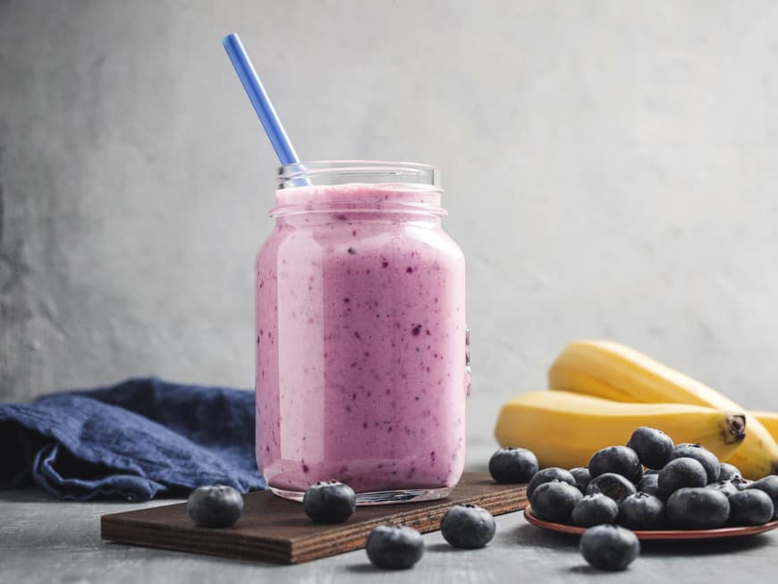 Haferflocken-Smoothie mit Bananen und Heidelbeeren