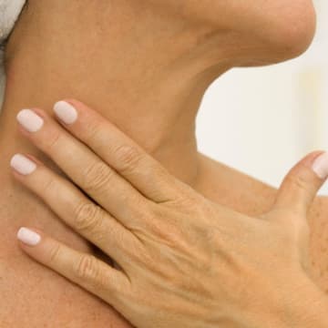 Frau berührt Hals Frau berührt Hals