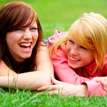 zwei mädchen lachen zwei mädchen lachen