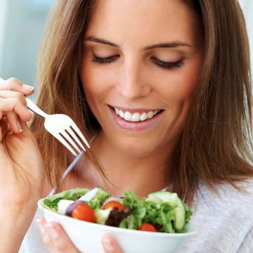 Frau Salat essen Frau Salat essen