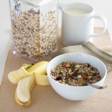 Haferflocken zum Frühstück Morgens braucht das Gehirn Energie, langkettige Kohlenhydrate liefern sie in Form von Glukose