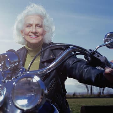 Alte Frau Motorrad fahren Alte Frau Motorrad fahren