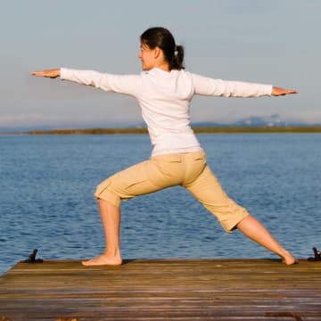 Frau macht Yogaübung Frau macht Yoga