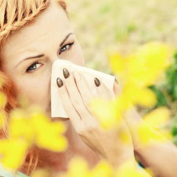Frau ist erkältet Frau ist im Sommer erkältet