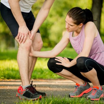tipps-gegen-knirschende-gelenke Frau und Mann beim Sport