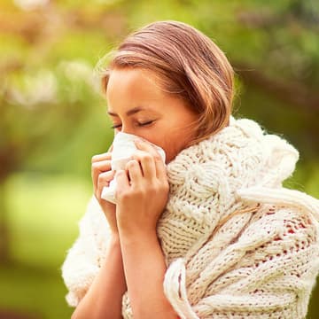 Frau niest allergien erkennen