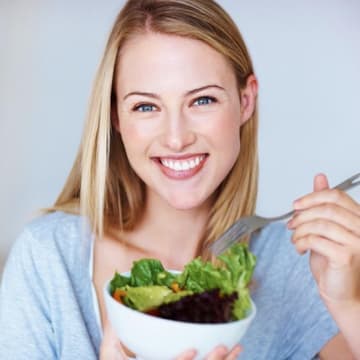 Vitamin K, gesunde Ernährung, Frau 155095308_Squaredpixels_iStock