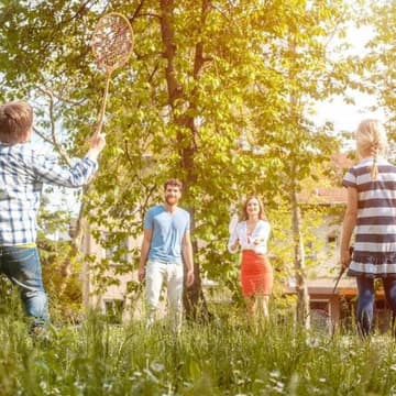 Familie-spielt-Badminton Familie spielt Badminton