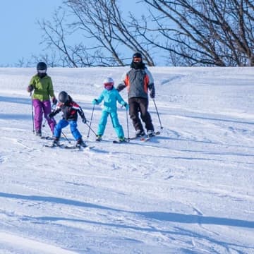 Familie-fährt-Ski Familie fährt Ski